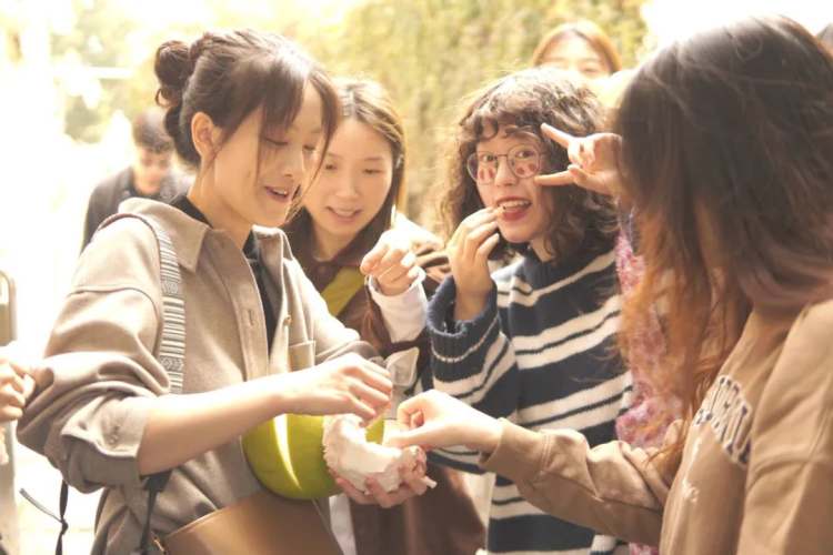一人搭出四个500人群聊,她真的很会