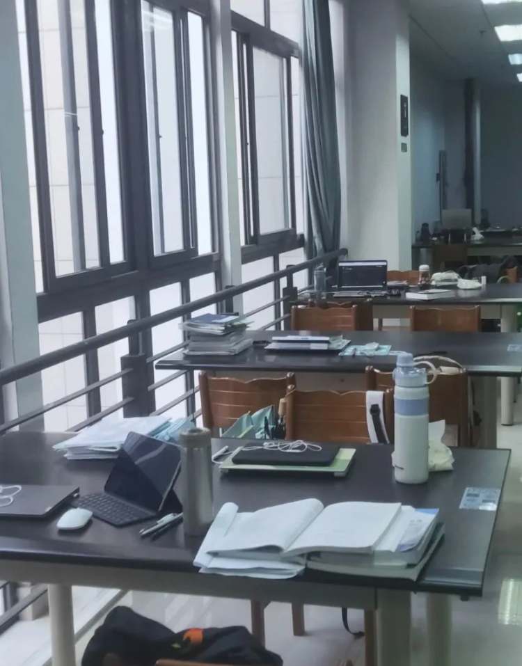 说大学生“清澈又愚蠢”?我第一个不服